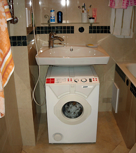 стиральная машина с размещением под раковиной в ванной